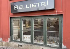 Overal in de stad is design te zien, hier in een wat lager pand de sanitair kranen van Bellistri.