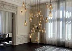 De Anoli-collectie is gemaakt van materialen van de hoogste kwaliteit en vervaardigd door bekwame ambachtslieden. De uitdrukking is eenvoudig en bestaat uit mondgeblazen druppelvormige glazen hangers.
