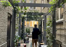 In de patio het buitenmeubilair van Mindo, in Nederland vertegenwoordigt door Pim Bakker van Fourmost Agency. 