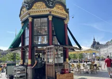 Deze oude kiosk en tevens telefooncel stamt uit 1913. Het is gebouwd in neobarokke stijl met een met koper bekleed dak en handgesneden versieringen. Vroeger bood het ook de eerste openbare telefoonverbinding in Kopenhagen, van waaruit het mogelijk was om elke dag behalve zondag van 10.00 tot 20.00 uur te bellen.