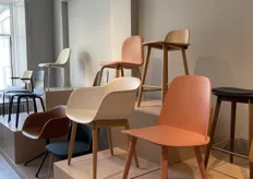 De fiber chair (wit) en Visu chair in mooie aardse tinten domineren de showroom van Muuto. 