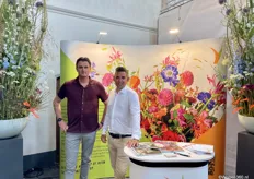 Links Mark Messemaker met Gertjan van der Vijver van de gelijknamige bloemengroothandel. Het bedrijf poseerde voor het eerst op deze beurs.