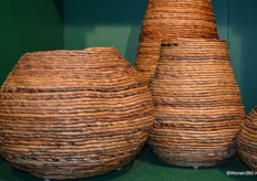 Warme kleuren worden toegevoegd aan het assortiment van Van der Leeden, zoals deze vazen van bananenbladeren.