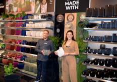 Gerrie van Ginneken en Joy van Roessel laten een speciale collectie potten zien. De producten zijn gemaakt van gerecycled textiel, zaagsel en kunstgras.