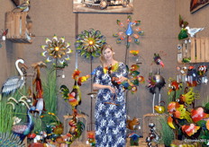 Carine Massei tussen de kleurrijke tuindecoratie van Thermobras.