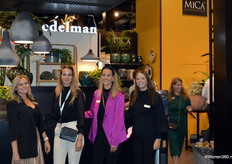 Sophie Vleut Prasse, Dominique van de Velde, Vanity Plasmeijer en Annebel Oosthoek voor de stand van Edelman.