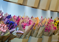 Veel kleurrijke zijdebloemen werden onder de aandacht gebracht door Goods by Goedegebuure.