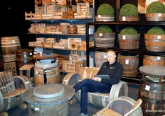 Jan Stijf heeft met zijn import en export bedrijf G.J. Stijf vaten, tonnen en kisten in overvloed.