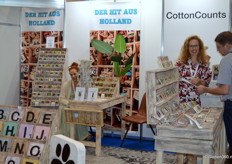 Alexandra van den Bos van CottonCounts druk in gesprek met een bezoeker.
