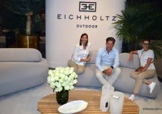 Namens Eichholtz waren Willy Bakker, Friso Maurits en Camilla Ogliari aanwezig. Het meubelbedrijf maakte zijn debuut op de beurs. Zo'n 1,5 jaar geleden bracht Eichholtz de eerste outdoorcollectie op de markt.