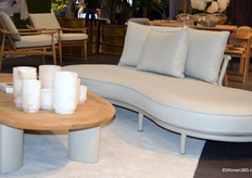 Bij Eichholtz willen ze het binnengevoel naar buiten brengen. De collecties worden gekenmerkt door gepoedercoat aluminium, gecombineerd met teak.