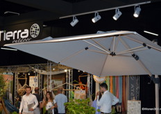 De nieuwe parasol Duraflex teak van Tierra Outdoor.