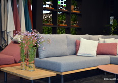 Bij Tierra Outdoor wordt een groot gedeelte van de meubelstoffen nog met traditionele naaimachines gemaakt in Nederland.