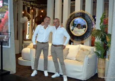 Peter de Lijster en Jan-Wout Hulstein in de stand van Asiades. Een aantal populaire indoorproducten is omgetoverd tot outdoormodellen.