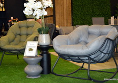 Naast een reeks decoratieartikelen lanceert Lesli Living de Cozy (ook verkrijgbaar als schommelstoel).