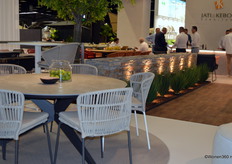 Jati & Kebon showde allerlei tuinmeubelen, waaronder de Lima stoelen.
