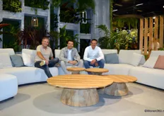 Op de Blochi lounge van Sunsit zitten Ruud van den Kieboom, Ryan Cranmer en Alexander van Herwaarden. Voor hen zijn de Farzi tafels te zien.