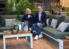 De Pull Over bank van LIFE Outdoor Living, waar Lucet van der Rijken en Bart Rensen op zitten, won onlangs een Red Dot Design Award.