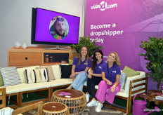 Marjolein Schoevers, Vanessa Monteiro en Andreea Mihailescu laten zien dat vidaXL een breed assortiment heeft: meubelen, bloempotten, plantenbakken, parasols en nog veel meer.