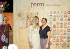 Hella Duijs en Elke Peters hebben een nieuwe naam voor hun label: Form. Achter hen is de kersverse wandcollectie te zien, gemaakt van restklei.