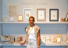 Dorine Dijsselhof legt uit dat de duurzame woonaccessoires van Powders & Hezel allemaal in Nederland gemaakt worden door verschillende sociale werkplaatsen.