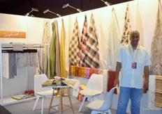 Raghu Chary poseert namens het bedrijf Lakshmi Silk House uit Mumbai (India). Het bedrijf liet de nieuwste zijden stoffen zien.