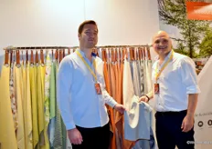 Buruk Kirayoglu en Yavuz Bayraktar van Kirayteks, bij de nieuwe collectie van Outdoor Fabrics. De getoonde Weadura®-stoffen zijn ontworpen en ontwikkeld voor een breed scala aan outdoor toepassingen die extra sterkte vereisen voor alle weersomstandigheden.