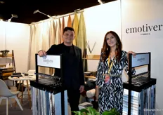 Salesdirecteur Tomasz Styla en Joanna Kolakonska van het Poolse familiebedrijf Pianpoltex, dat met het label Emotivero naar Brussels Expo was afgereisd. Een collectie velvetstoffen van goede kwaliteit bestemd voor het middensegment.