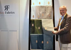 Agent Ivan Vandeputte toont stoffen van Ray Fabrics, een merk van Tessutica. Vooral op beurzen als Heimtextil en Proposte lanceert het bedrijf nieuwe collecties, niet op Decosit waarop vooral netwerken centraal staat.