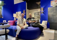 Patrick van Schayik met Eddy Versmissen van het gelijknamige Nederlandse interieurlabel op een nieuw, kleurrijk bankmodel uit de collectie.