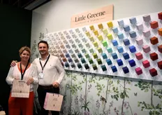 Debbie en Sander Sprengers van Van Sand poseren voor de kleurige wand van Little Greene. Zij showden onder meer het tweede merk van Little Greene: Paint & Paper Library.