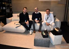 Kylian van de Have, Andrew Nosworthy en Frederic Denoo van Mublo op de nieuwe sofa Benedicte, die opvalt door haar ronde vormen.