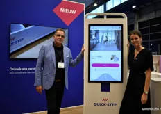 Arnoud van Ravensberg en Maïté Valck van Quick-Step tonen een nieuw winkelconcept van het vloerenbedrijf.