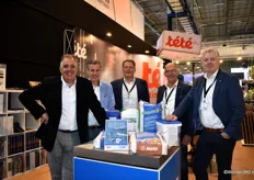 De mannen van Tété Total-Flooring poseren bij een palletactie van Mapei, met v.l.n.r. Bob van Regteren, Nard Stoks, Arie Rikkink, Johan Ploeg en Evert Boers. Jochem Harms ontbreek op deze foto.