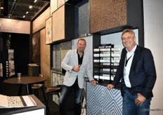 Herm de Kruijf en Ronald Prins (rechts) van Noordwand, dat een nieuwe, compacte display voor behang heeft ontwikkeld. Vier keer per jaar kan deze volgens een nieuw thema gewisseld worden.