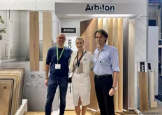 Links Joost Kantborg, Kate Czajkowska en Axel Martens voor de nieuwe pvc collectie Arbiton van Fetim Group.