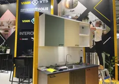 Tessa van Keuken Wrap Company geeft een demonstratie hoe een keuken duurzaam te renoveren, met interieurfolies van Vink VTS.