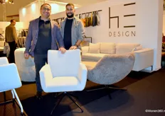 Ontwerper Hayati met broer Hasan Uzun van HE Design poserend bij een fauteuil met kantelsysteem dat ook vastgezet kan worden.