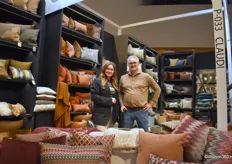 Eigenaar Robert Elberse van Claudi met dochter Claudi, dat de nieuwste collectie handgemaakte kussens voor de Nederlandse en Belgische markt showde.