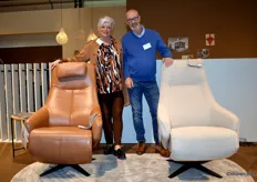 Wanda en Jan Roosenburg van JWR Bedden vertegenwoordigen in Nederland de collectie relaxfauteuils van De Eiken Zetel. “Veel slaapwinkels pakken er ook een stoel bij”, aldus Jan.
