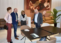 Hans Vandendriessche van de Belgische meubelfabrikant Medalounger toont de award winnende elektrische tafel van Modulax, die heel veel belangstelling trok.