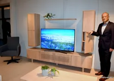 Theo Theuns van Meubelfabriek Theuns, poserend bij de nieuwste collectie meubelen, waaronder tv-kast Sento.