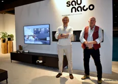 Eigenaar Peter van Winkel van Saunaco met Henk Vrancken poserend bij het architecturale designconcept ron en lego®.