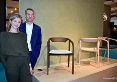 Meubelfabriek Vandenberghe uit Wingene is met Charlotte Vanden Berghe (links op de foto met vader Lieven) al aan zijn zesde generatie toe. Het bedrijf showde onder meer de massief houten stoelencollectie Taku.