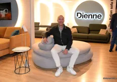 Steven Brusselmans zit op de slaapbank Petra van Dienne. Het Italiaanse merk is gespecialiseerd in het ontwerp van slaapbanken.