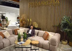Het Poolse bedrijf Primavera Furniture focust zich op stoffen banken en koffietafels. De zoon van de eigenaar, Robert Hestkowski Jr., werkt samen met hem in het bedrijf en staat hier op de foto.