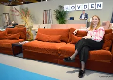 Darja Barakauskiene van het Noorse bedrijf Hovden zit hier op een bank uit hun nieuwe Lounge Collection.