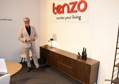 Mark van Betten van Tenzo liet de nieuwe collectie zien van het merk. Waar de Zweedse producent zich voorheen vooral richtte op wit eiken, worden er nu andere tinten houten meubels gemaakt. Ook kunnen de meubelstukken gemonteerd worden gekocht, in plaats van in een pakket.