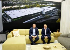 Op de bank van Kauna Baldai uit Litouwen zitten Deividas Vilius en Tomas Mauricas. Op de achtergrond is de nieuwe fabriek van het bedrijf te zien.
