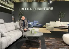 Edwin van den Berg van Monte Design stond bij fabrikant Erelita Furniture, gespecialiseerd in gestoffeerde banken.